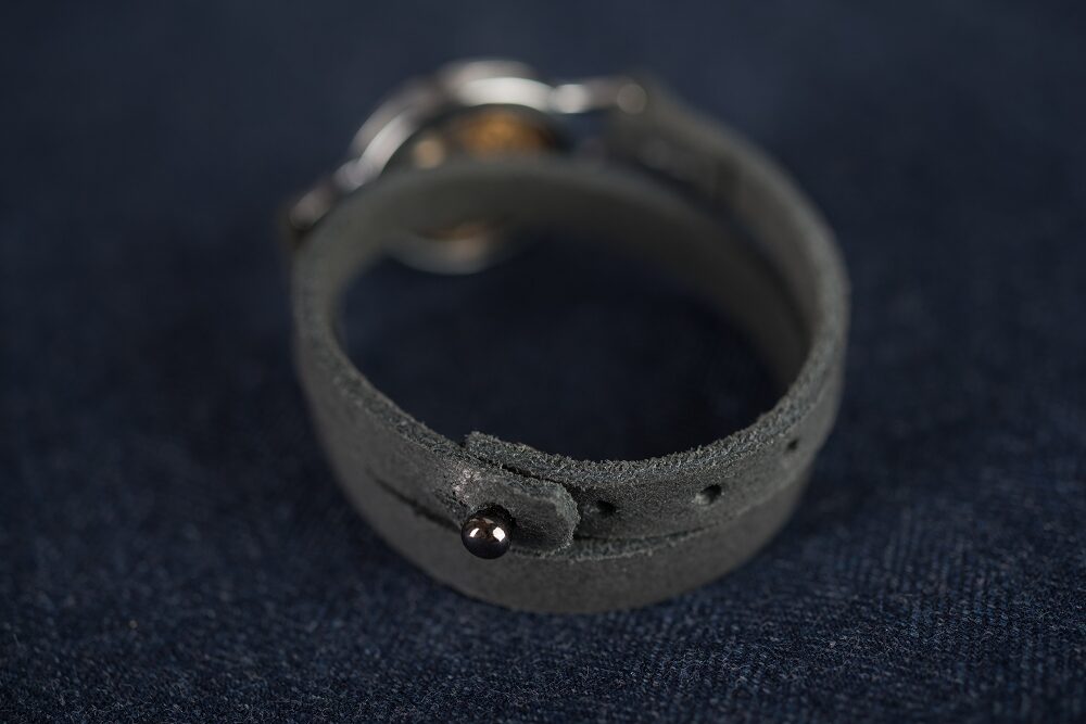 Glass bracelet with grey leather