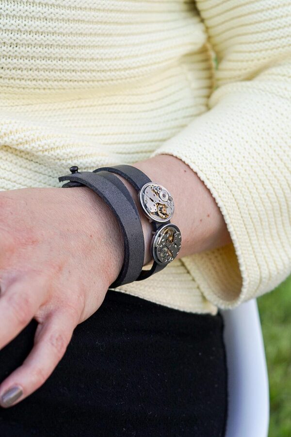 Leather bracelet with wristwatch movements