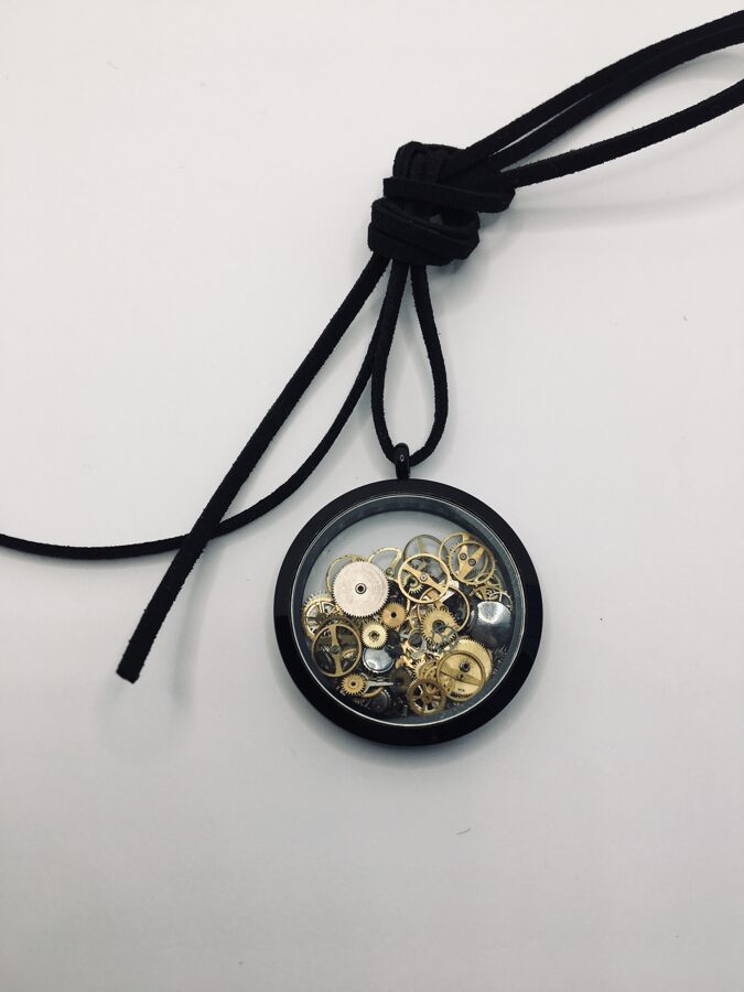 Black necklace with movement gears