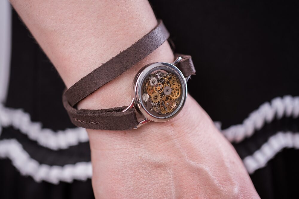 Glass bracelet with brown leather for ladies