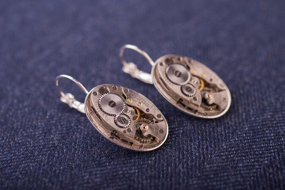 Earrings with oval watch movements