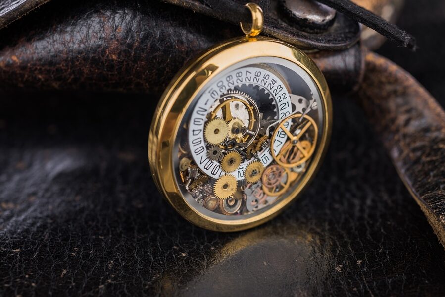 Gold necklace with movement gears