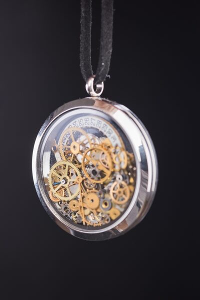 Silver necklace with movement gears