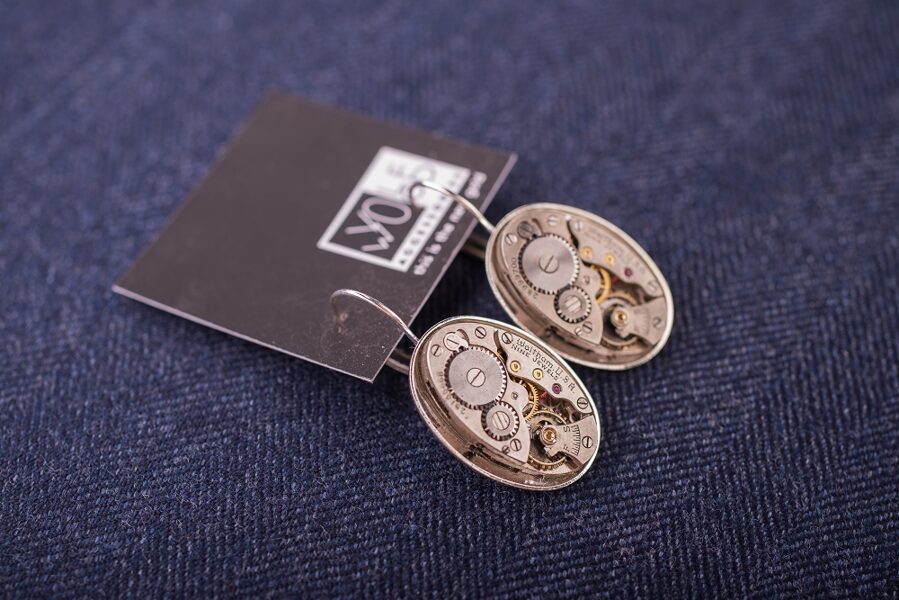 Earrings with oval watch movements
